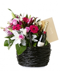 Çiçek Sepeti Çikolata, Şampanya ve Kırmızı Güllerle