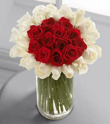 cam vazoda 25 adet kırmızı ve beyaz güller