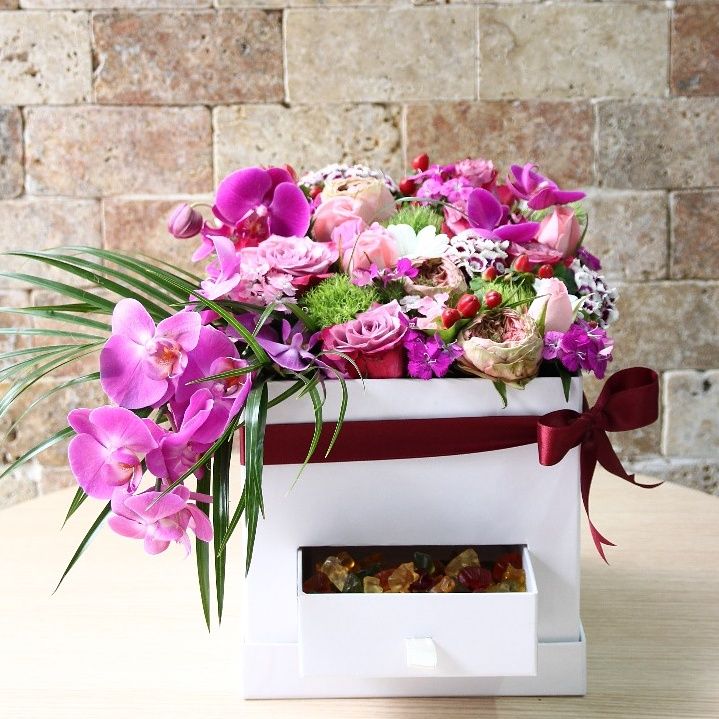 özel kutuda jelibonlar ve vip çiçekler 